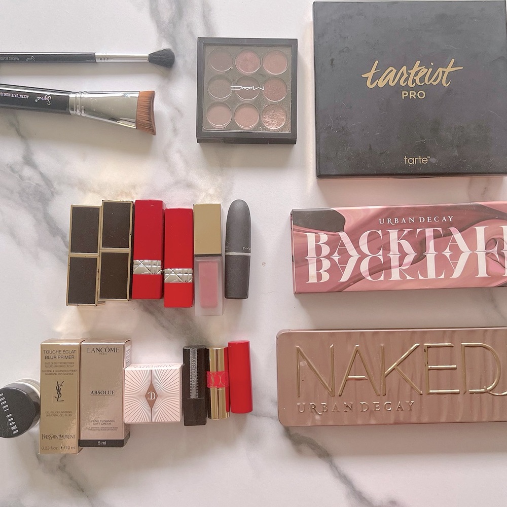 6 Lipsticks, 4 Eye Shadow Pallets With 9 New Gifts